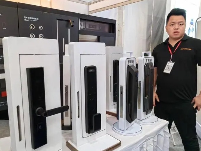 身处外地可一键控制家中门窗开关，智能家居让普通人的生活更方便(图2)