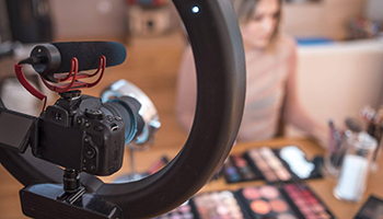 快手遭遇P0级网络攻击 僵尸账号批量传播违规内容 - ��ý���鱨��վ