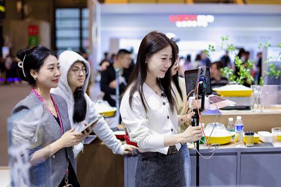 “邪修”出圈，装备升级：AWE2026厨房小家电定义厨房消费新范式(图2)