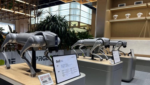 京东首家线下机器人门店开业，机器狗人形机器人现场互动体验 - ��ý���鱨��վ